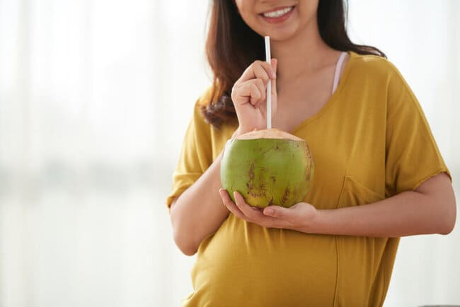 bà bầu nên uống nước dừa buổi sáng